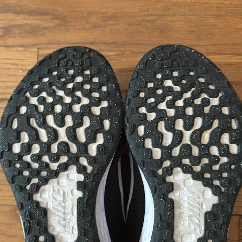 👟Women’s Nike Revolution 6 black/white running shoes. Size 7.5M.